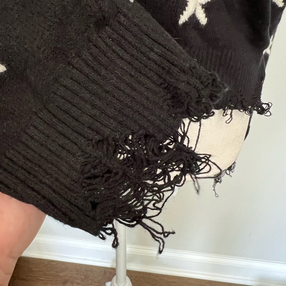Wild Honey distressed star sweater size Medium - Picture 5 of 6